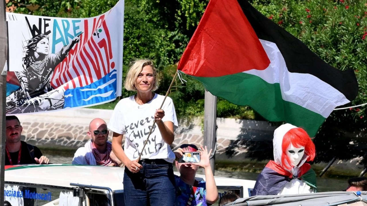 Anna Foglietta bloccata dai Carabinieri al Lido di Venezia durante una manifestazione per la Palestina