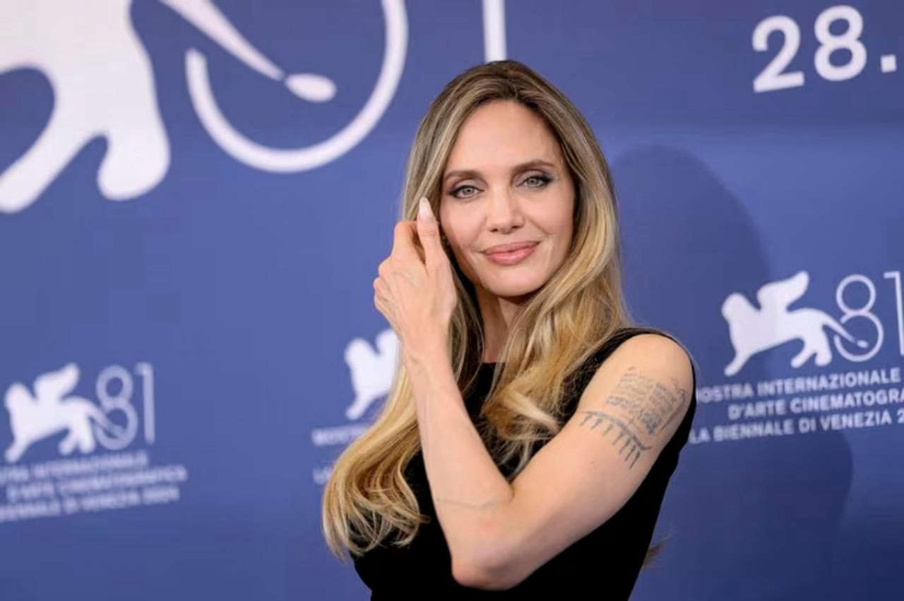 Anxious People, Angelina Jolie sfoggia un caschetto biondo sul set: le immagini esclusive