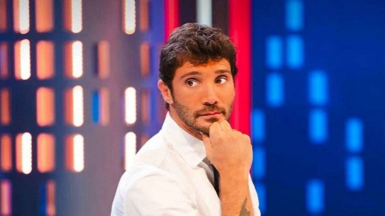 Affari Tuoi non va in onda stasera e Stefano De Martino viene sostituito da un altro conduttore