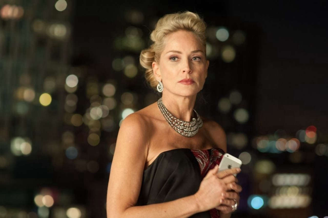 Sharon Stone affronta abusi familiari e ictus, commentando la bellezza e l’intelligenza femminile