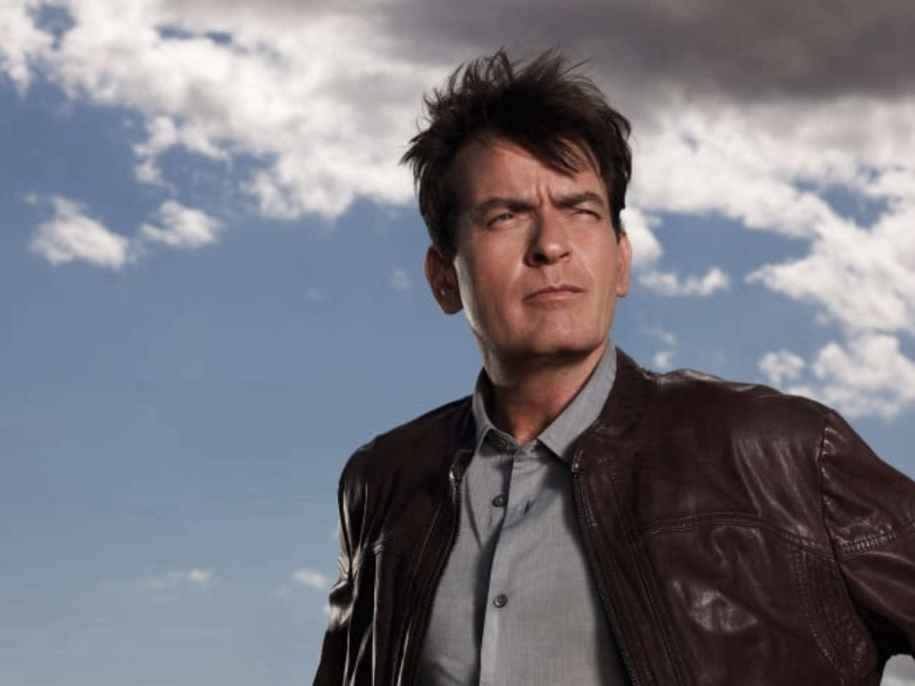 Charlie Sheen racconta le sue esperienze sessuali con uomini durante un periodo difficile