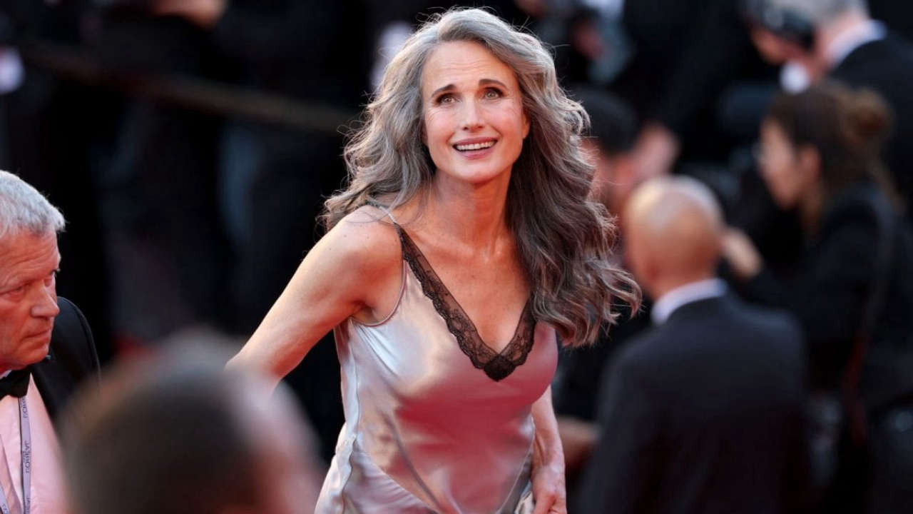 Andie MacDowell critica la pressione a sembrare giovani: sono come dovrei essere a 65 anni
