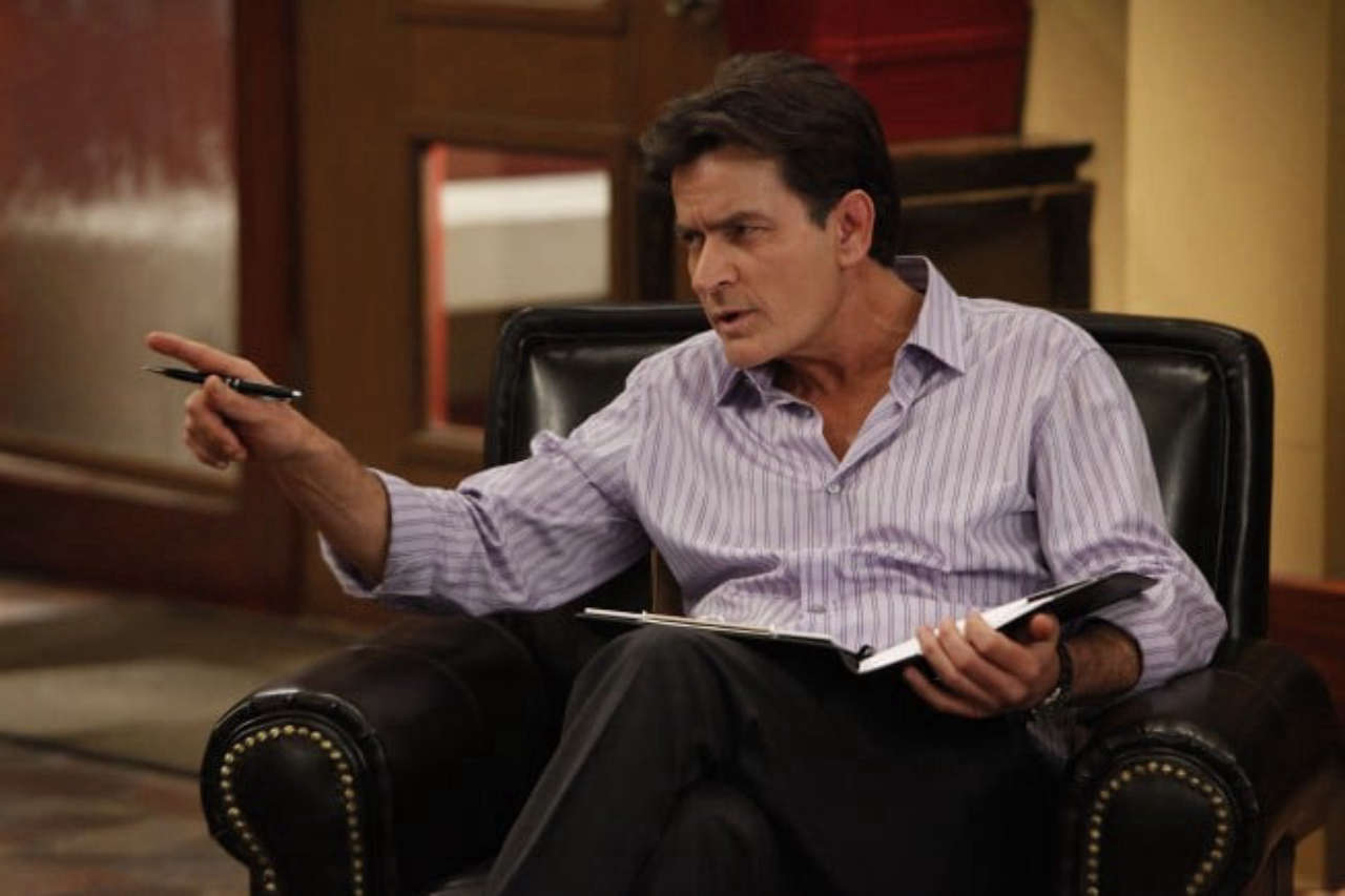 Charlie Sheen rivela che Clint Eastwood lo ha convinto a intraprendere un percorso di riabilitazione