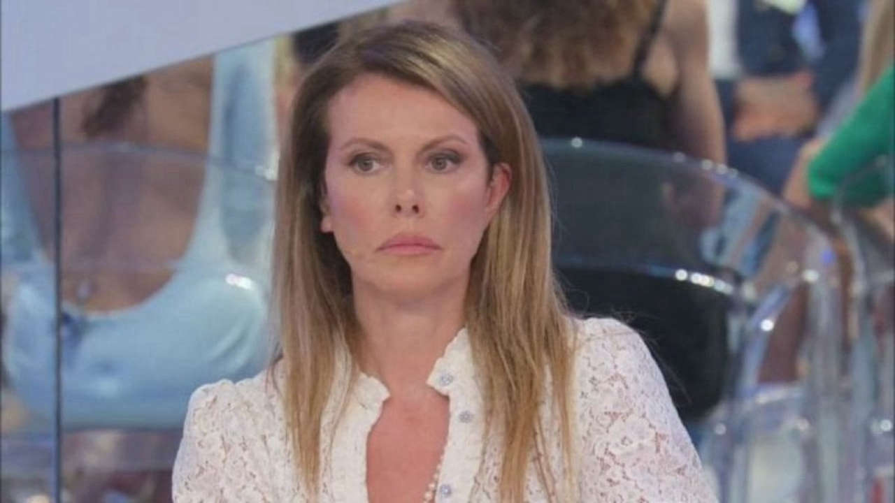 Uomini e Donne anticipazioni: Gemma esprime sentimenti ma lui bacia un’altra, Cinzia smascherata