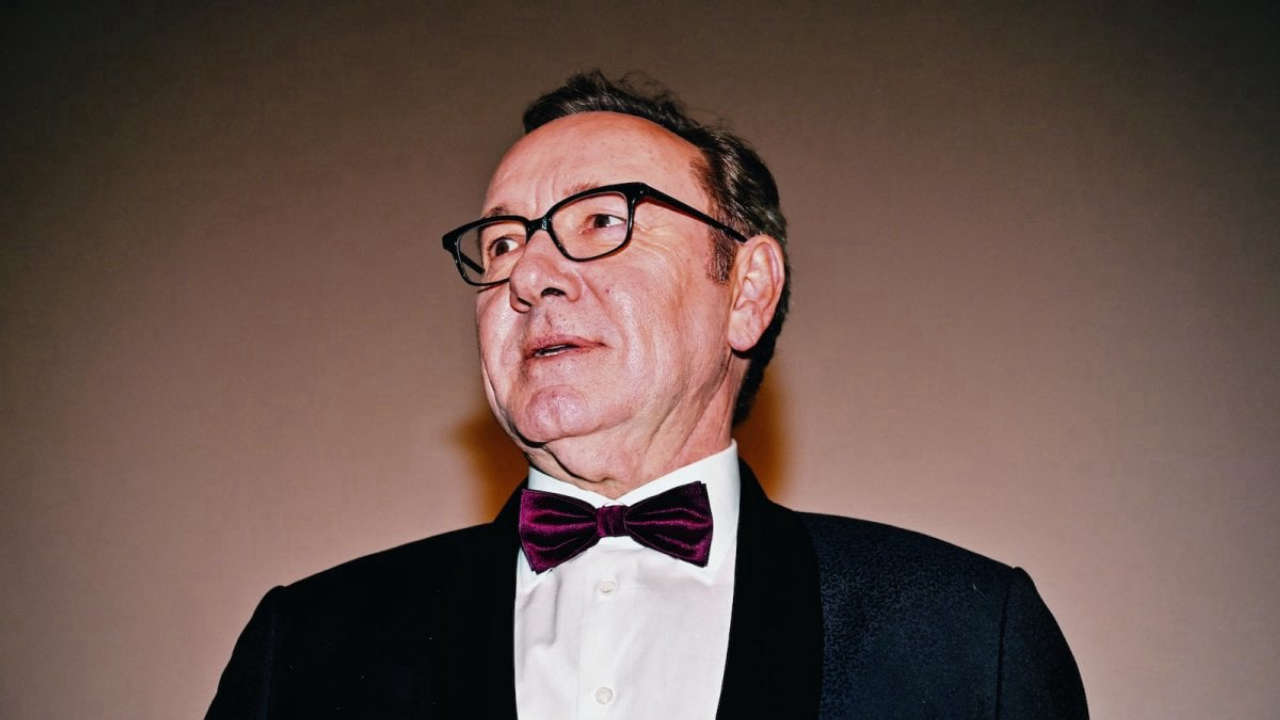 Kevin Spacey riceve un omaggio a Venezia 2025 dal Sottosegretario Borgonzoni per motivi diversi dal film