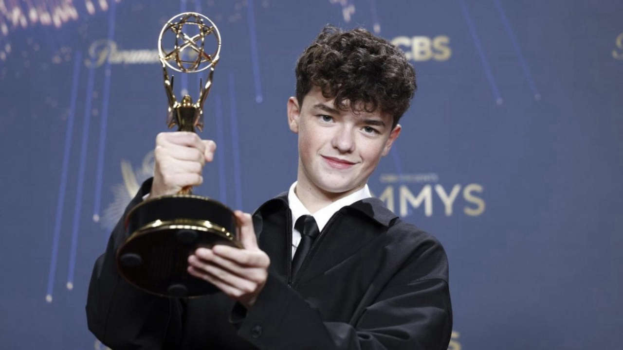 Adolescence da record agli Emmy 2025, Owen Cooper è il più giovane vincitore di sempre