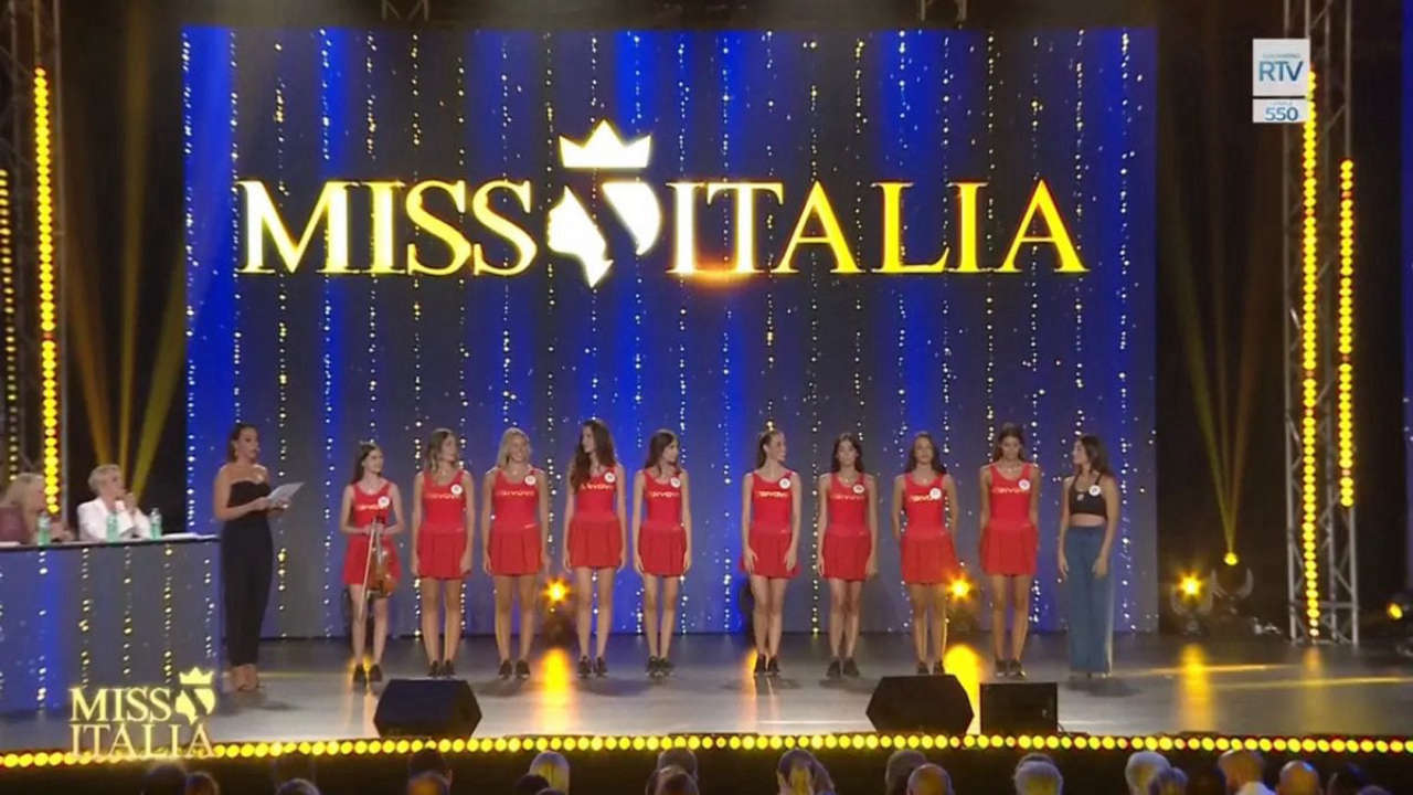 Miss Italia, la regia annuncia la vincitrice prima della fine e Guè lascia il palco in anticipo