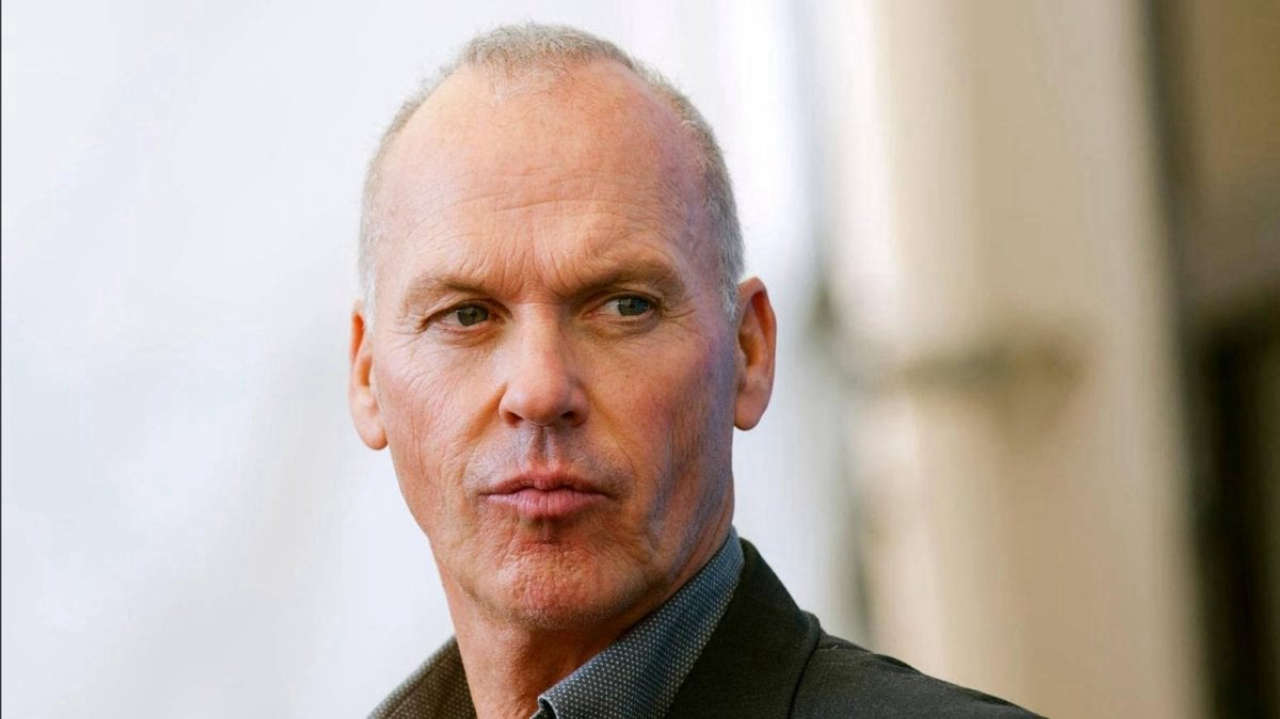 Michael Keaton critica Charlie Kirk: le armi non risolvono i problemi familiari