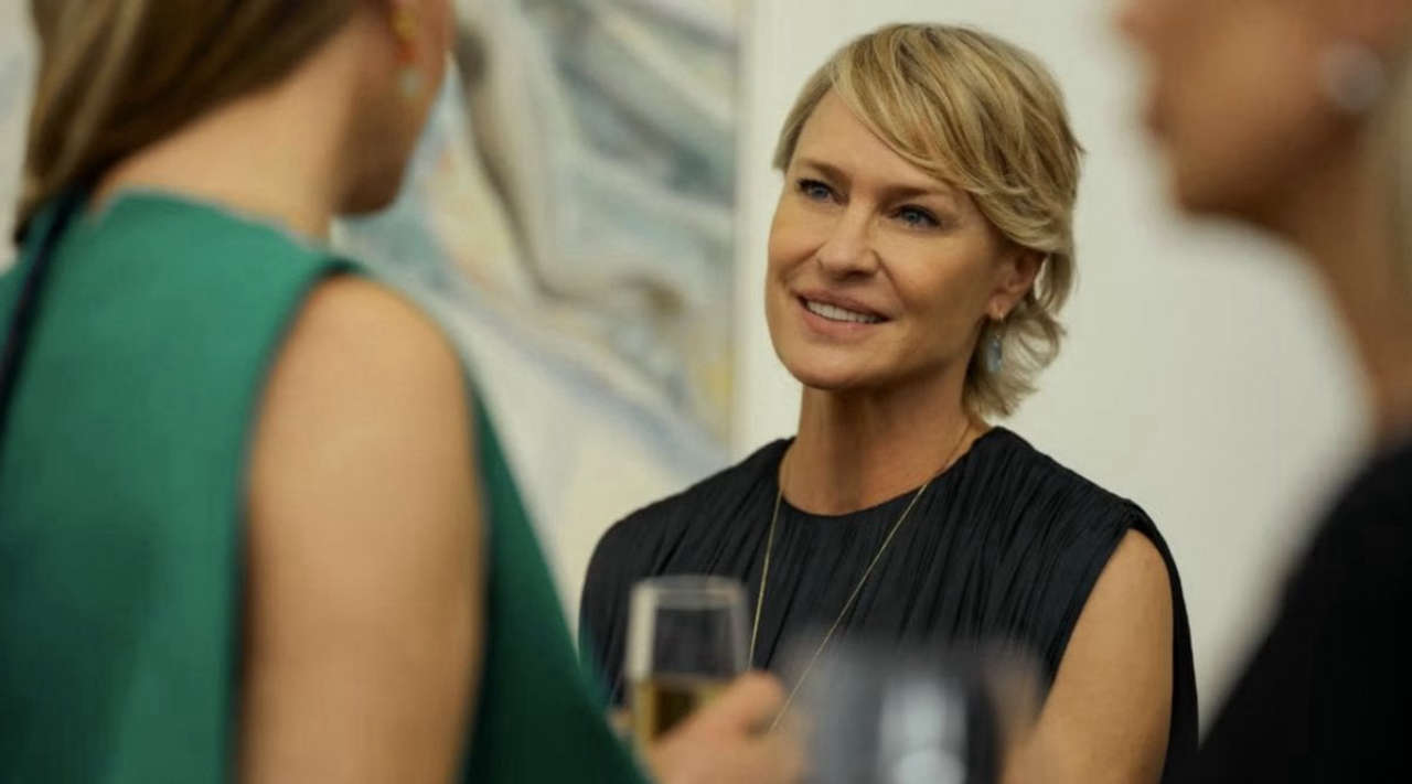 La fidanzata e il doppio ruolo di Robin Wright con il giudizio lasciato agli spettatori