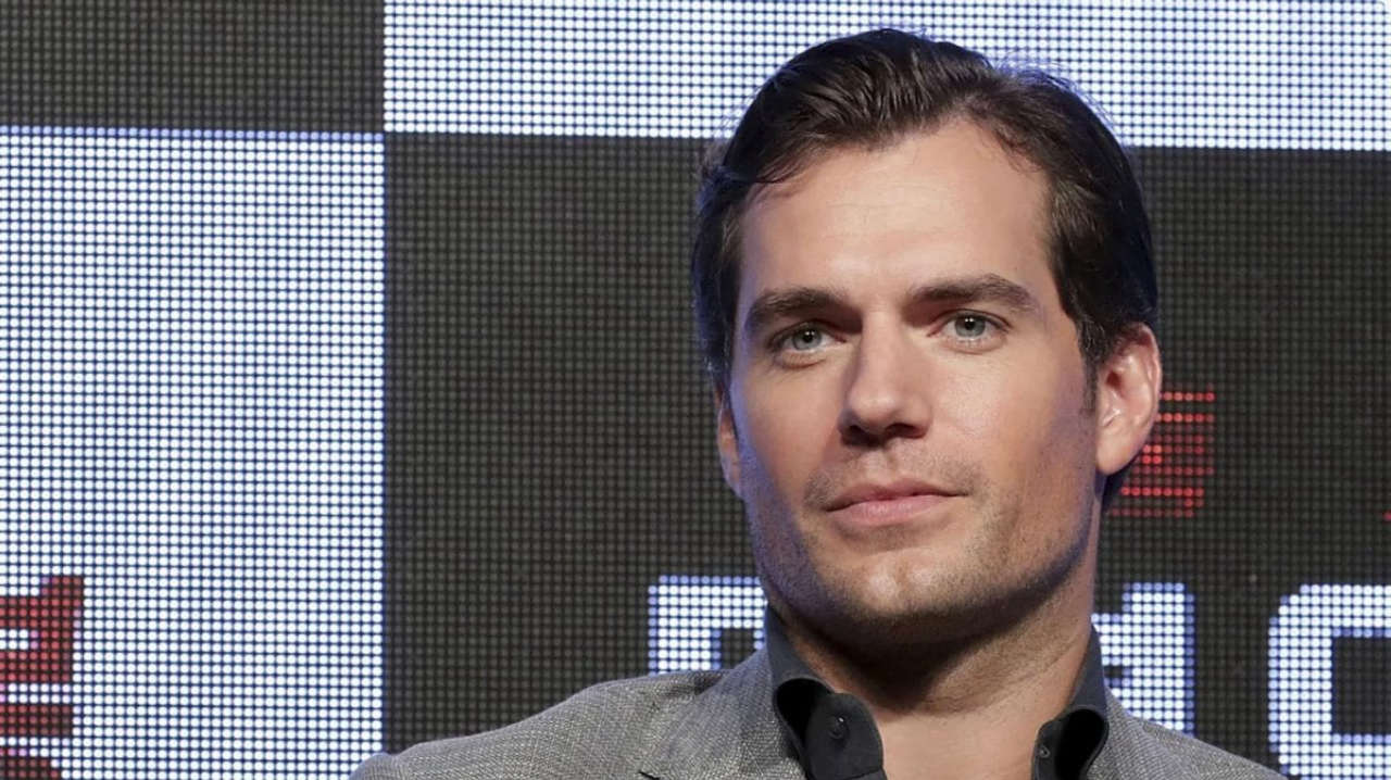 Highlander, Henry Cavill mostra la gamba fasciata dopo l’infortunio sul set e dichiara il suo destino