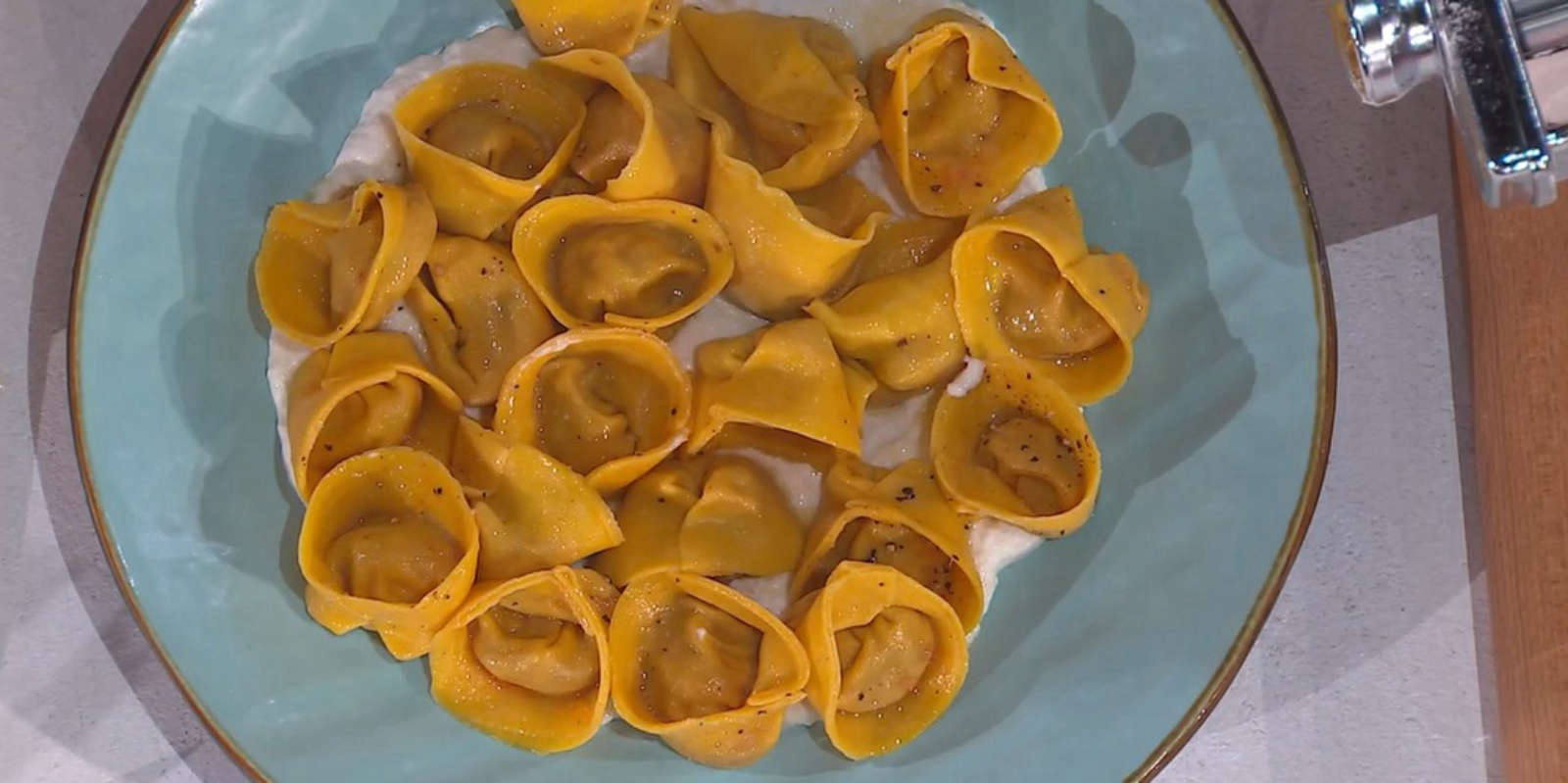 Tortelli pomodoro e pecorino di Chloe Facchini | É sempre mezzogiorno, 19 settembre 2025
