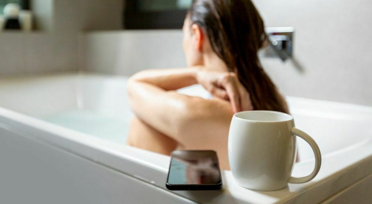 Tragedia a Dublino: madre muore folgorata in vasca da bagno con smartphone collegato al caricabatterie