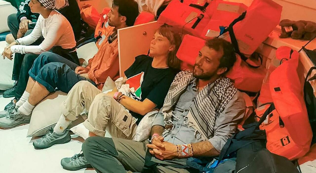 Greta Thunberg in difficoltà in detenzione israeliana mentre porta aiuti a Gaza