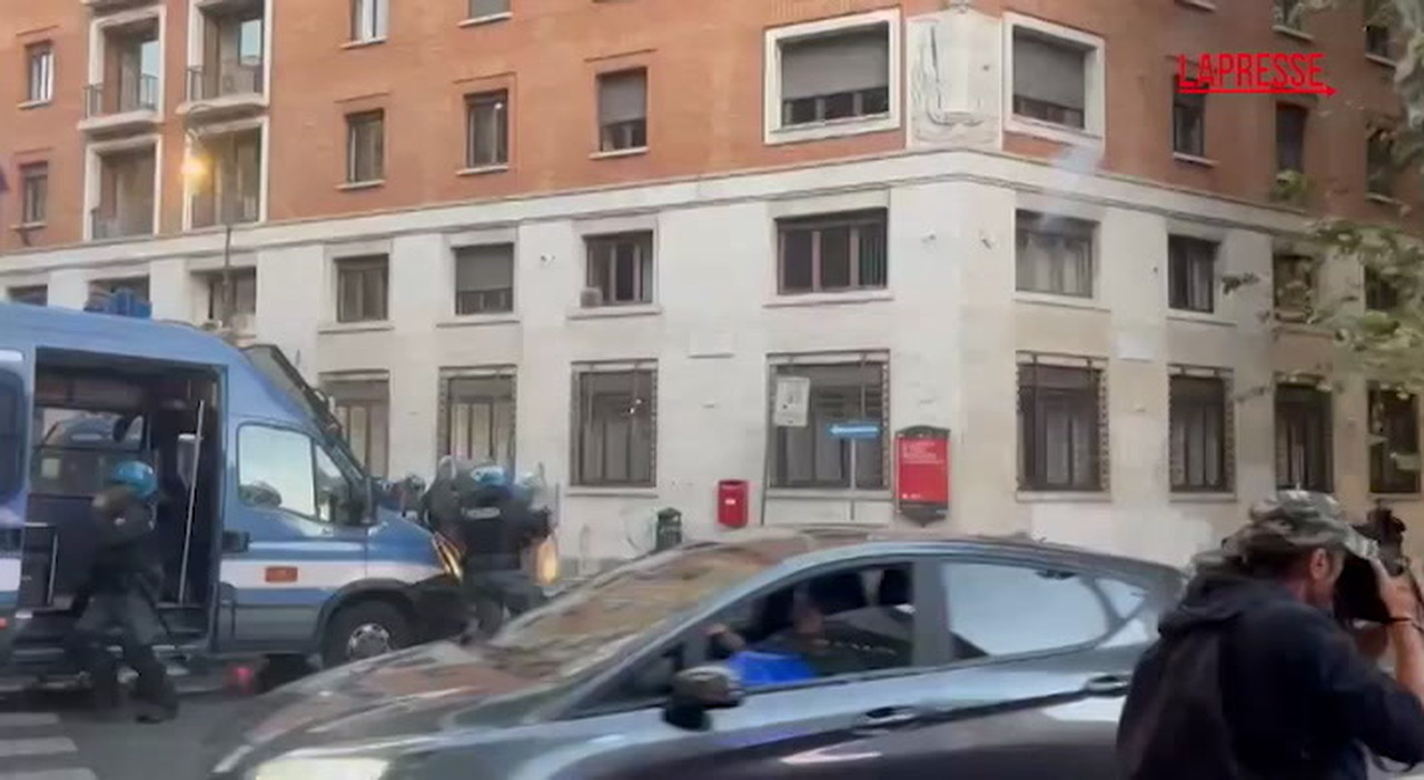 Titolo: Analisi approfondita delle recenti sfide economiche e politiche in un contesto globale incerto
Argomento principale: Sfide economiche e politiche attuali
Protagonisti coinvolti: Governi, istituzioni internazionali, cittadini
Posizioni a confronto: Strategie economiche divergenti tra vari paesi
Contesto della vicenda: Situazione globale caratterizzata da incertezze economiche e crisi politiche Titolo: Analisi approfondita delle recenti sfide economiche e politiche in un contesto globale incerto
Argomento principale: Sfide economiche e politiche attuali
Protagonisti coinvolti: Governi, istituzioni internazionali, cittadini
Posizioni a confronto: Strategie economiche divergenti tra vari paesi
Contesto della vicenda: Situazione globale caratterizzata da incertezze economiche e crisi politiche