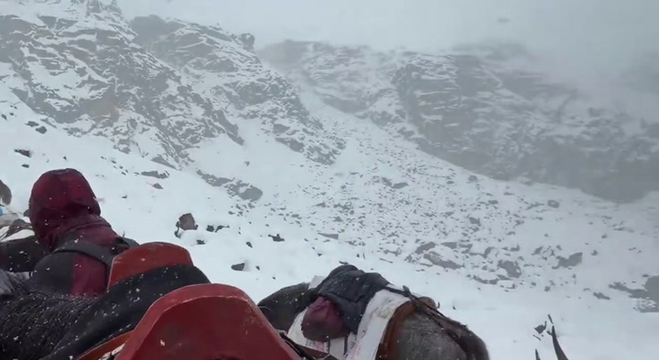 Emergenza sul Monte Everest: centinaia di trekker bloccati da tempesta di neve e operazioni di soccorso in corso