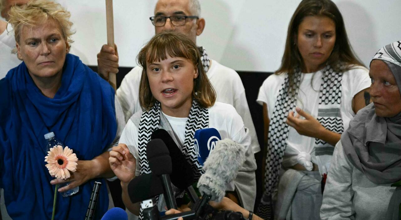 Greta Thunberg denuncia un genocidio in atto dopo la detenzione ad Atene e richiama le responsabilità internazionali