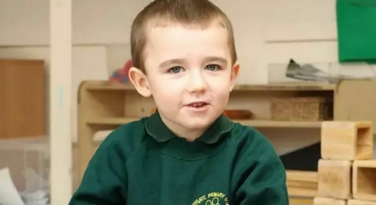 Madre accusata di omicidio dopo la morte del figlio autistico: il dramma di Claire Button e le sfide della maternità caregiver