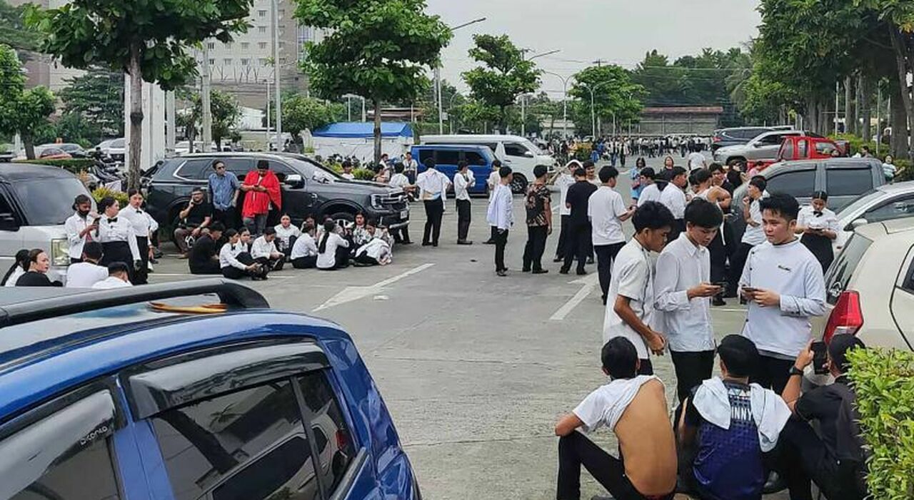 Terremoto di magnitudo 7.4 scuote Mindanao Filipine con allerta tsunami e evacuazioni urgenti