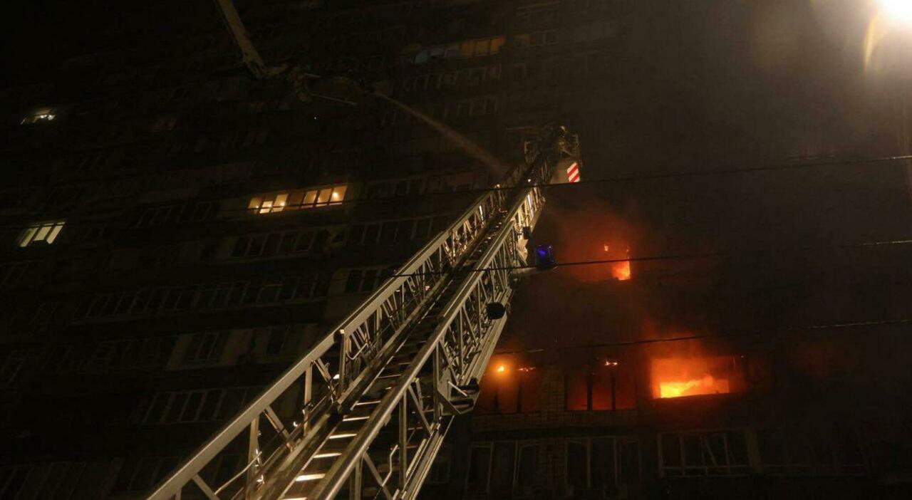 Attacco Notturno in Ucraina: Distruzione a Kiev e Tragedia a Zaporizhzhia con Vittime Innocenti