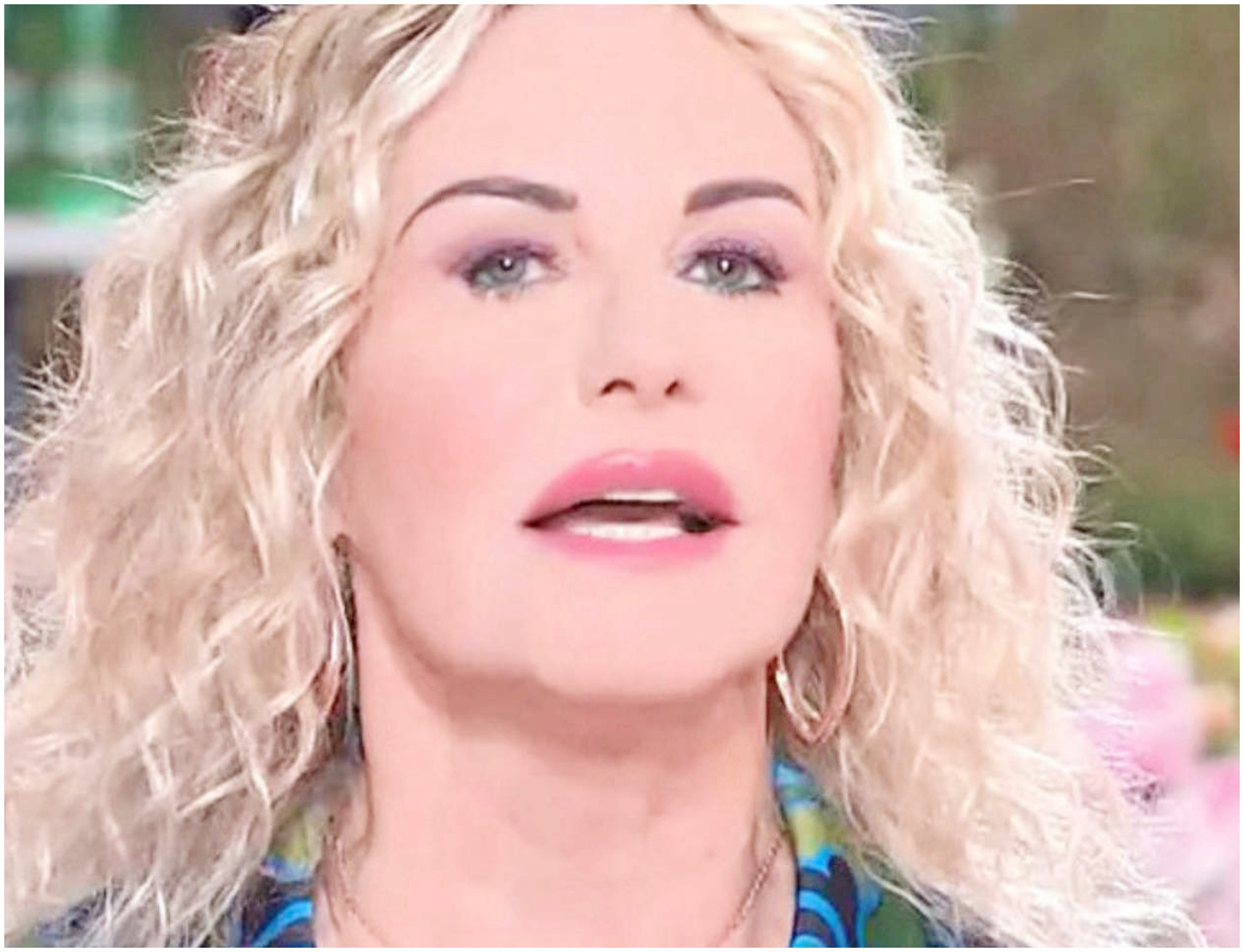 È sempre mezzogiorno: Antonella Clerici sorprende il pubblico con un look irriconoscibile È sempre mezzogiorno: Antonella Clerici sorprende il pubblico con un look irriconoscibile