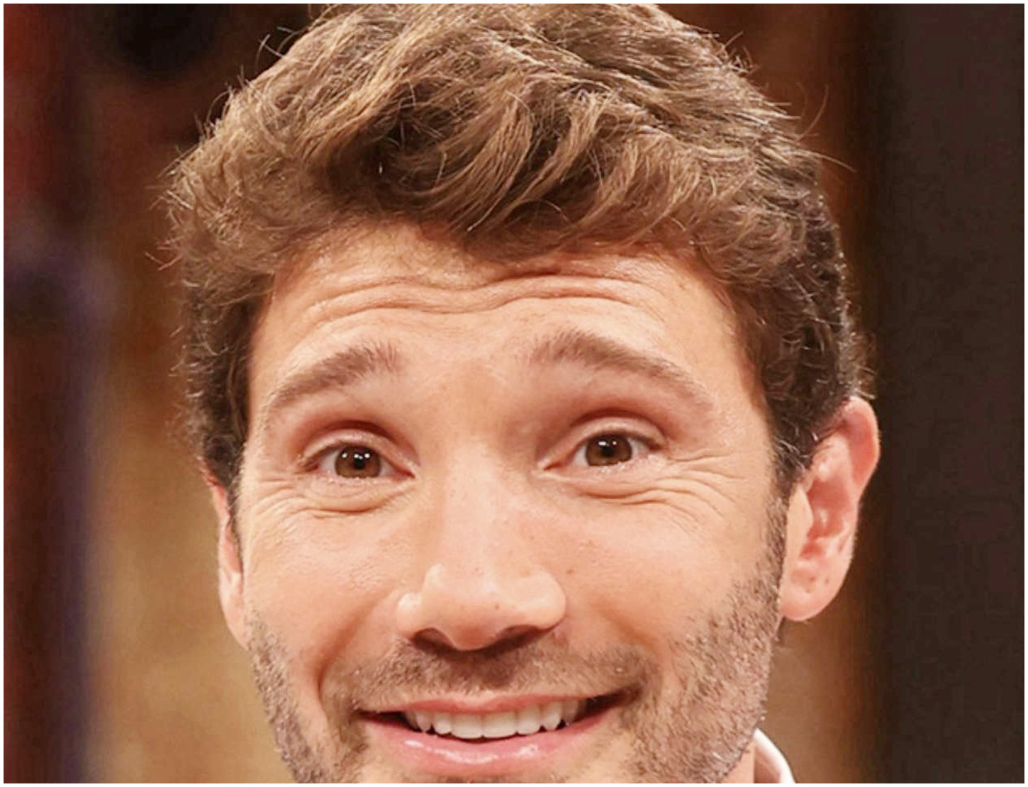 Affari Tuoi, De Martino sotto pressione da Belen e Montalbano, il web critica le chiacchiere inutili Affari Tuoi, De Martino sotto pressione da Belen e Montalbano, il web critica le chiacchiere inutili