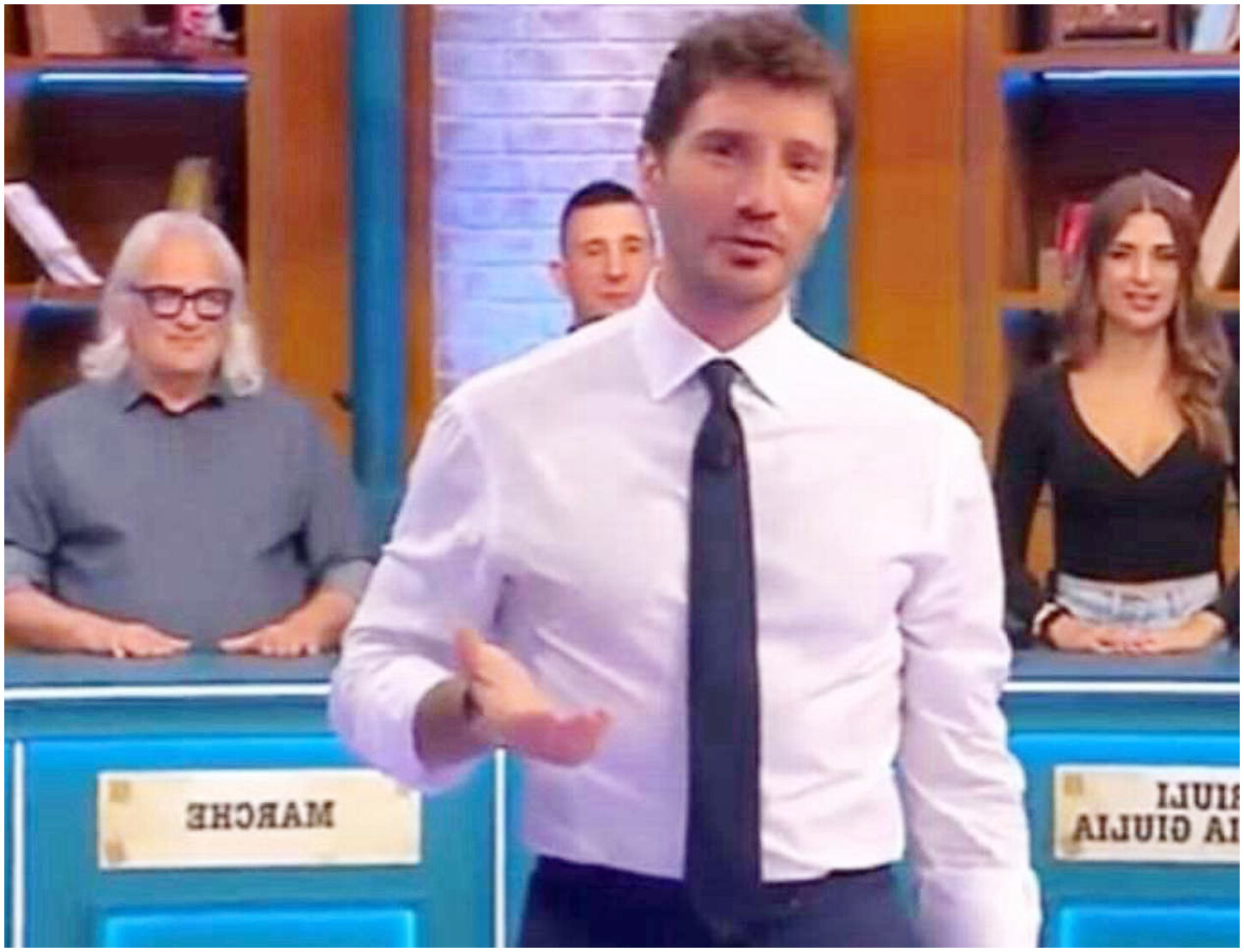 Ad Affari Tuoi De Martino ironizza su Scotti: il quiz si complica e Angelo scampa all’imprevisto