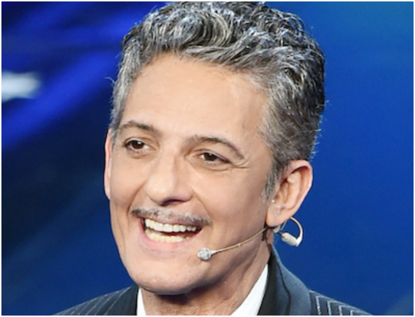 Fiorello provoca De Martino durante il quiz La Ruota della Fortuna in un divertente scambio di battute Fiorello provoca De Martino durante il quiz La Ruota della Fortuna in un divertente scambio di battute