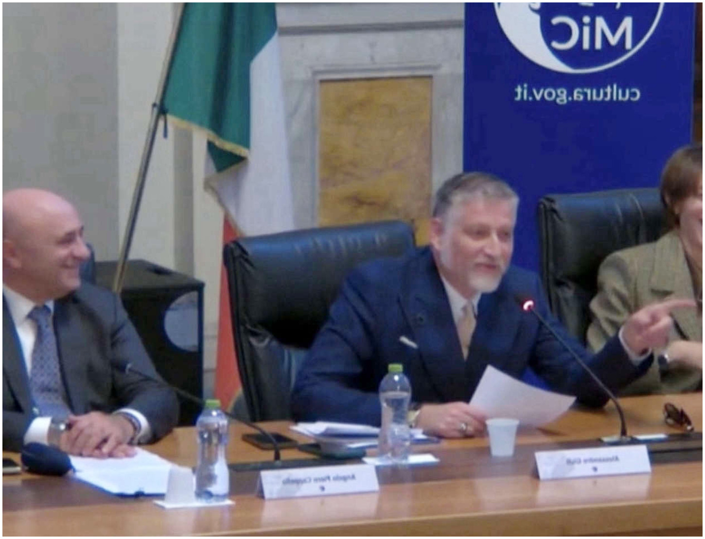 Alessandro Giuli annuncia la Capitale italiana dell’Arte contemporanea 2027 cantando Vasco Rossi