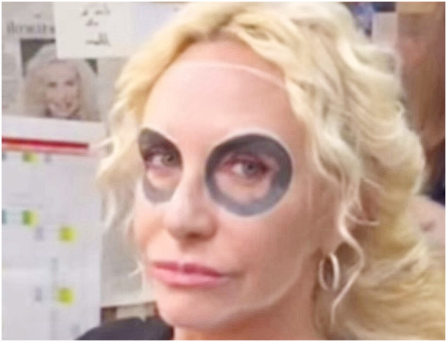 Antonella Clerici presenta ‘E’ sempre mezzogiorno’ in costume da donna teschio per Halloween Antonella Clerici presenta ‘E’ sempre mezzogiorno’ in costume da donna teschio per Halloween