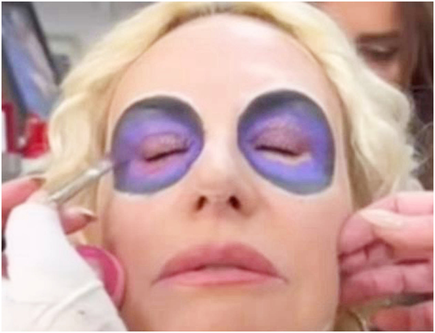 Antonella Clerici svela la sua sorprendente trasformazione per festeggiare Halloween con stile