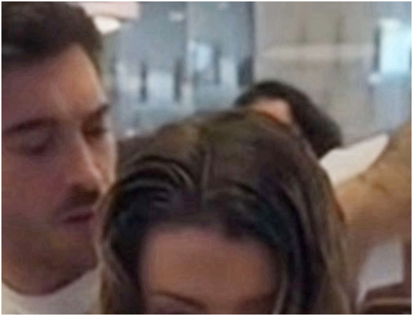 Antonino Spinalbese sorprende tutti tagliando i capelli all’ex velina Elena Barolo in un salone romano