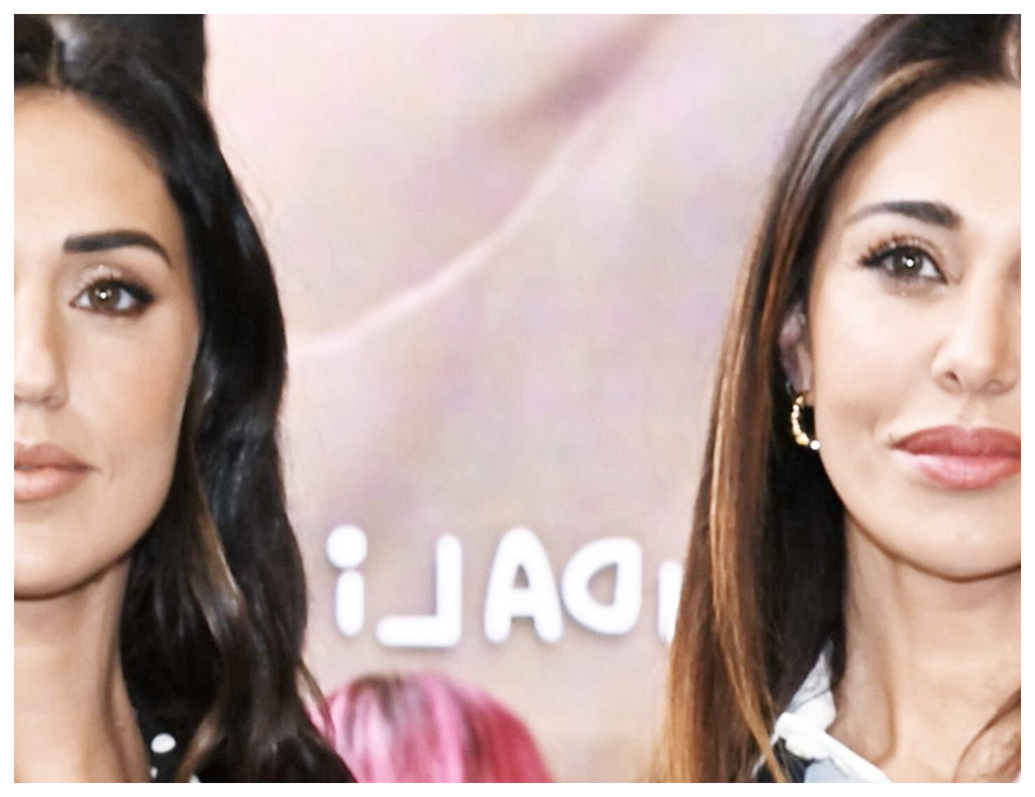 Belen annuncia alla stampa la dolce notizia della nascita della sorella Cecilia, Clara Isabel