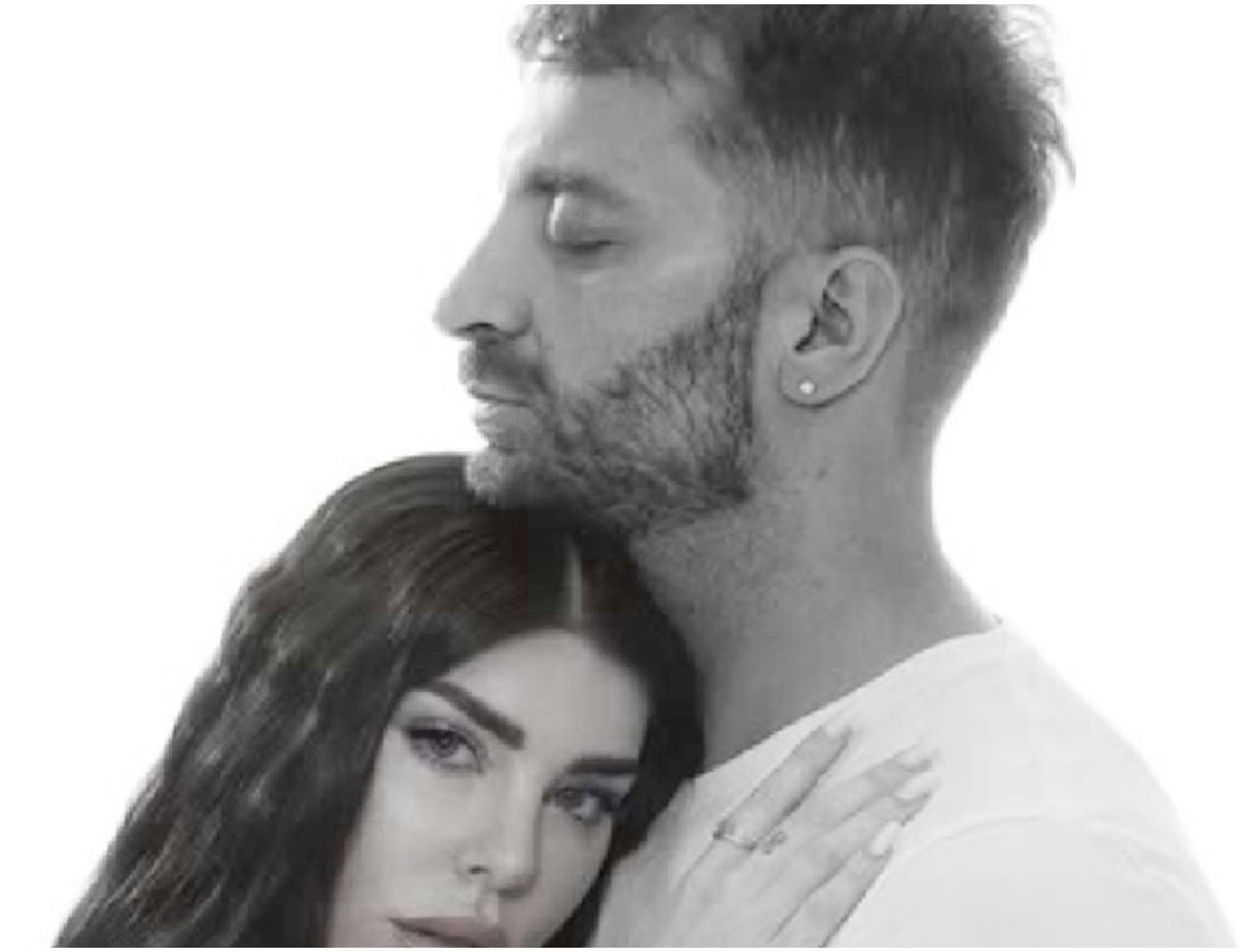 Bianca Atzei riceve un gesto inaspettato da Stefano Corti dopo la loro recente separazione. Bianca Atzei riceve un gesto inaspettato da Stefano Corti dopo la loro recente separazione.