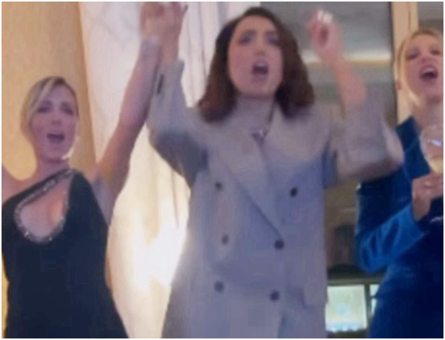 Caterina Balivo e Alessia Marcuzzi protagoniste di una serata di karaoke divertente e spensierata.