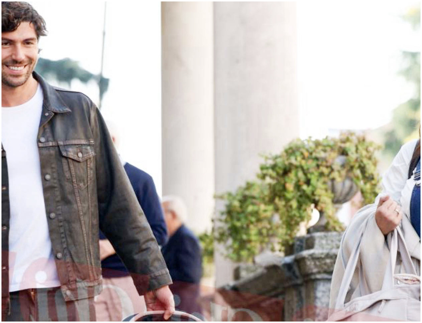 Cecilia e Ignazio affiancati da Clara Isabel nella loro prima uscita pubblica insieme