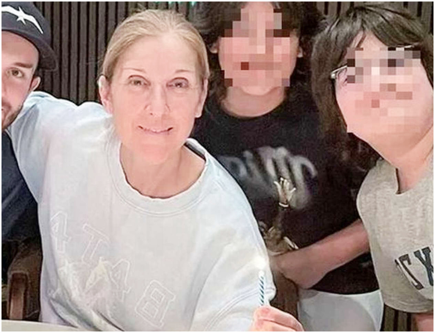 Celine Dion racconta la sua vita da mamma, tra supporto dei figli e misure di sicurezza in casa. Celine Dion racconta la sua vita da mamma, tra supporto dei figli e misure di sicurezza in casa.