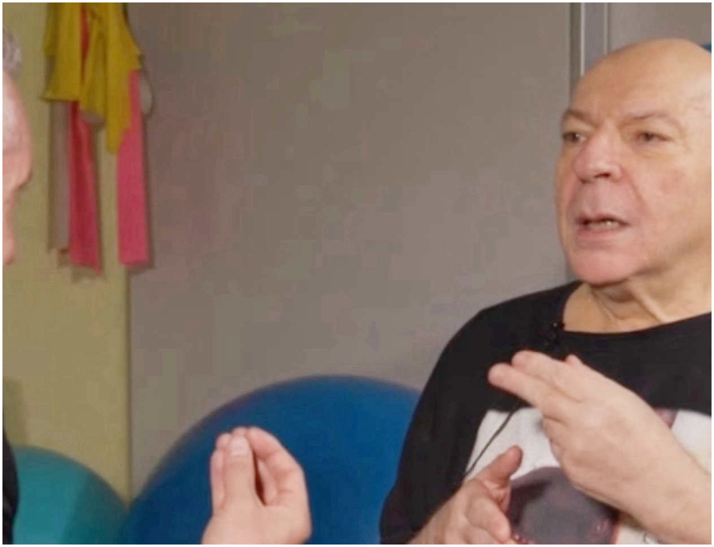 Le Iene mostrano la riabilitazione di Platinette dopo il secondo ictus e le speranze di recupero Le Iene mostrano la riabilitazione di Platinette dopo il secondo ictus e le speranze di recupero