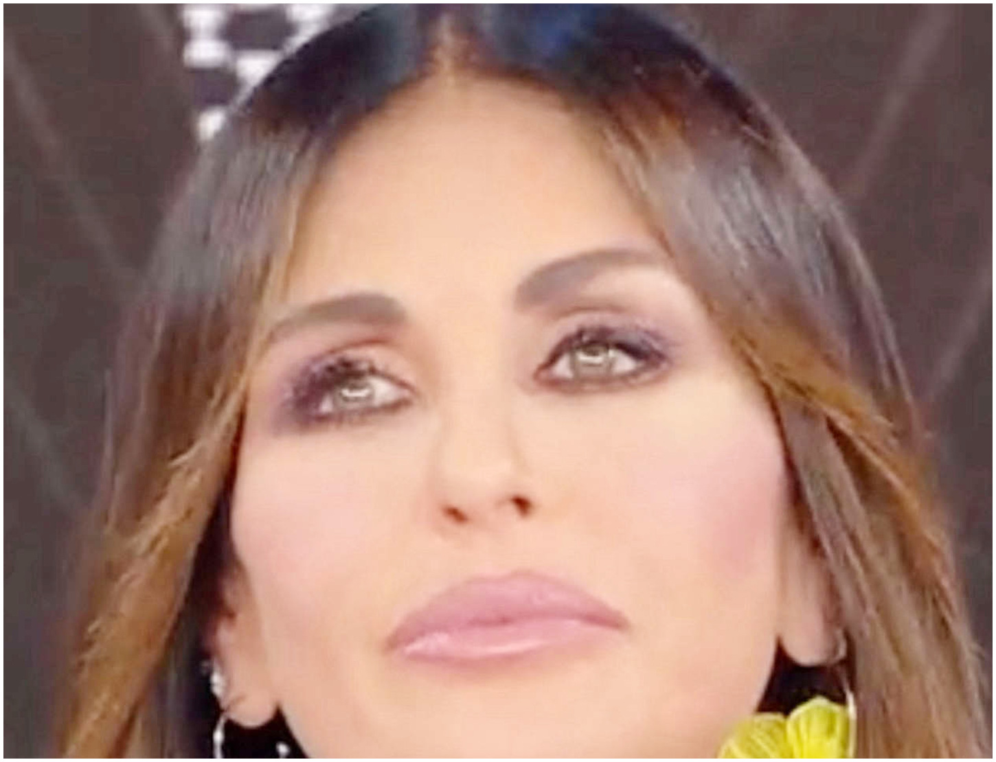 Arianna David in diretta tv esprime preoccupazione per la sua protesi che si sta staccando Arianna David in diretta tv esprime preoccupazione per la sua protesi che si sta staccando