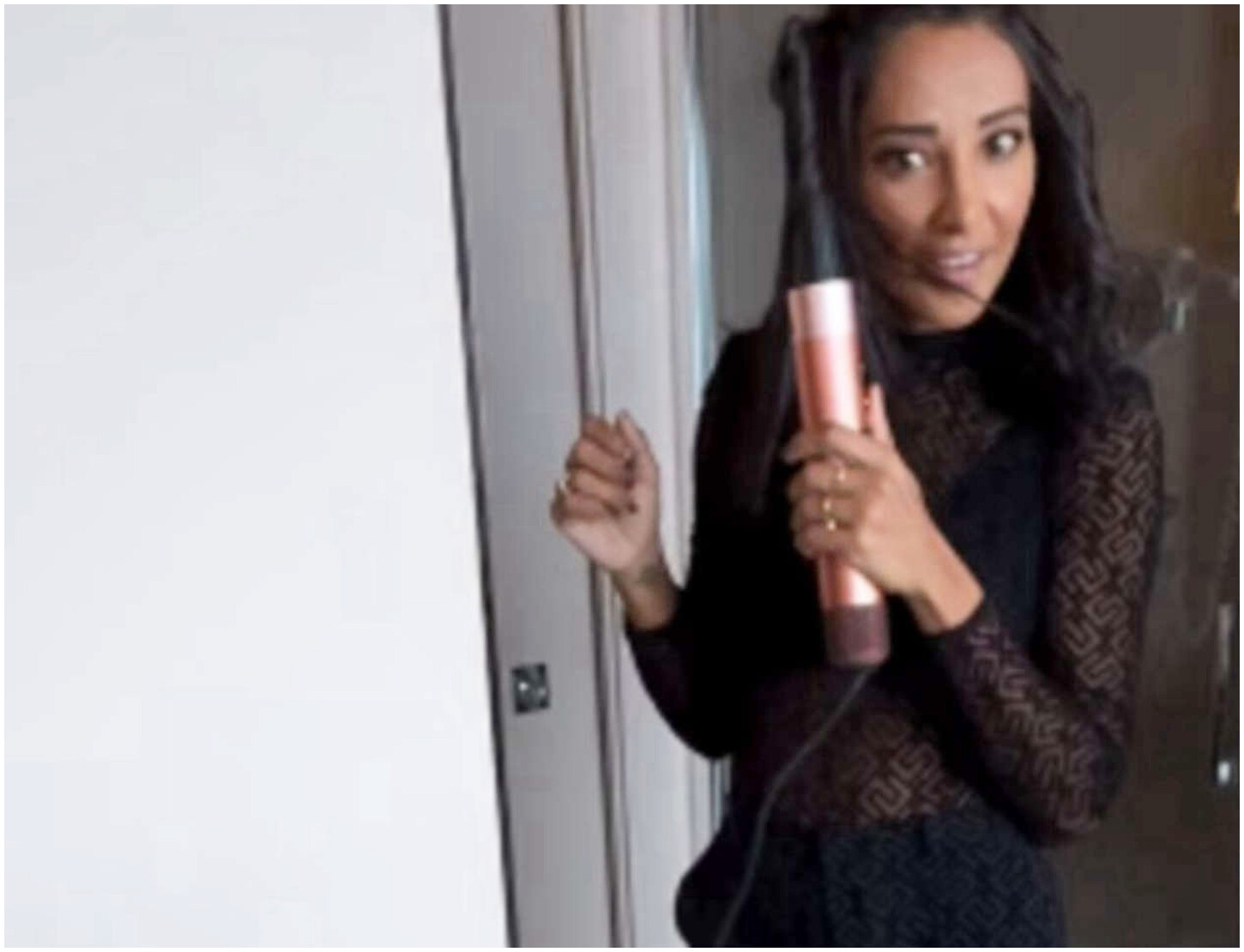 Edoardo Stoppa sorprende Juliana Moreira portandole la colazione direttamente in camera