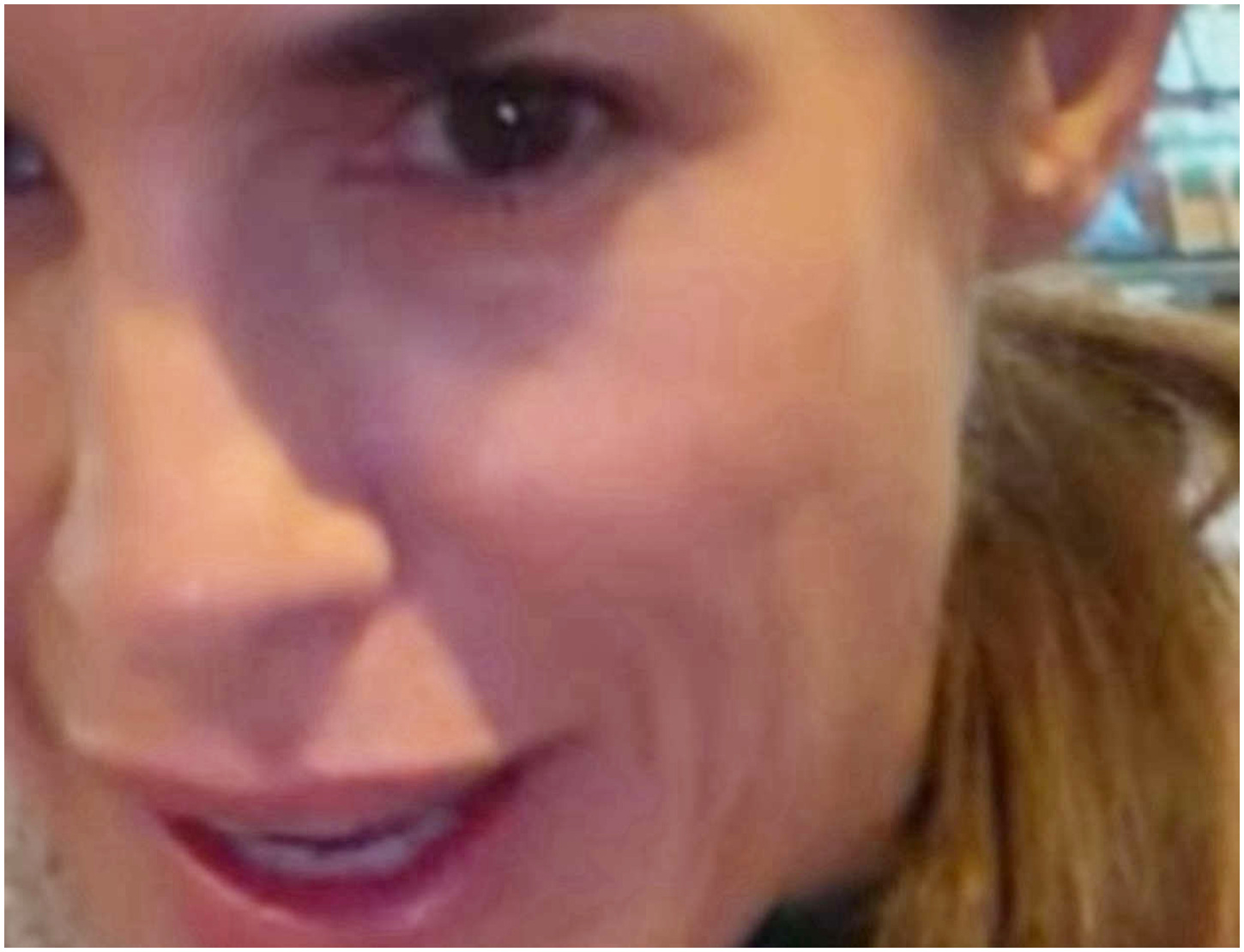 Elisabetta Canalis si goda una passeggiata mattutina con il suo amato cane di grandi dimensioni