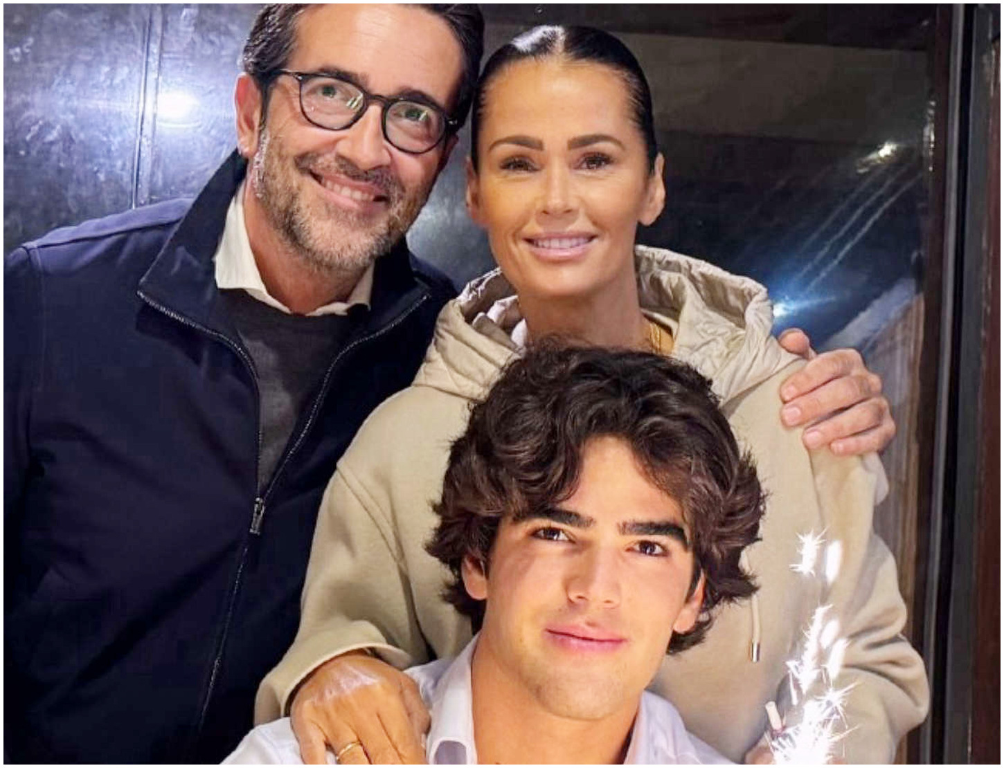 Il figlio di Samantha De Grenet e Luca Barbato compie 20 anni e festeggia con due torte speciali Il figlio di Samantha De Grenet e Luca Barbato compie 20 anni e festeggia con due torte speciali