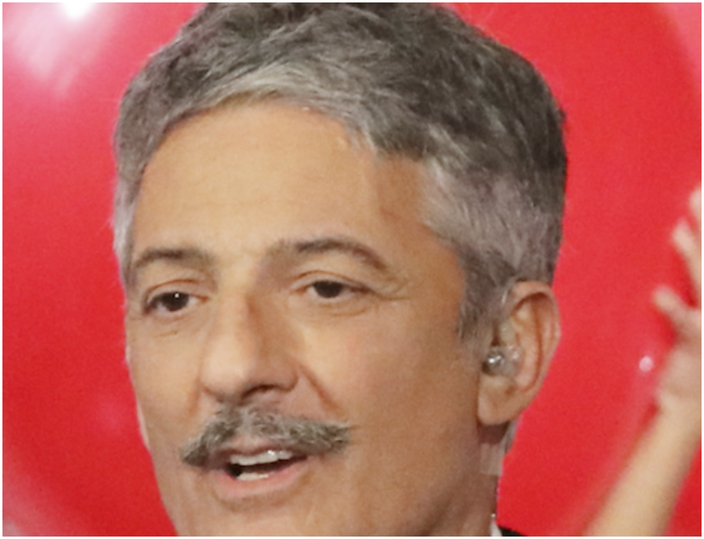 Fiorello a La Pennicanza lancia frecciate a Vespa e critica la Rai con ironia e sagacia Fiorello a La Pennicanza lancia frecciate a Vespa e critica la Rai con ironia e sagacia
