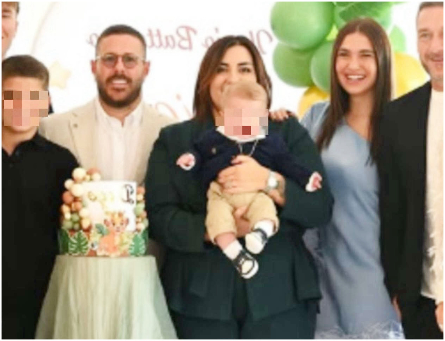 Francesco Totti insieme alla sua nuova famiglia allargata al battesimo del pronipote Diego Francesco Totti insieme alla sua nuova famiglia allargata al battesimo del pronipote Diego
