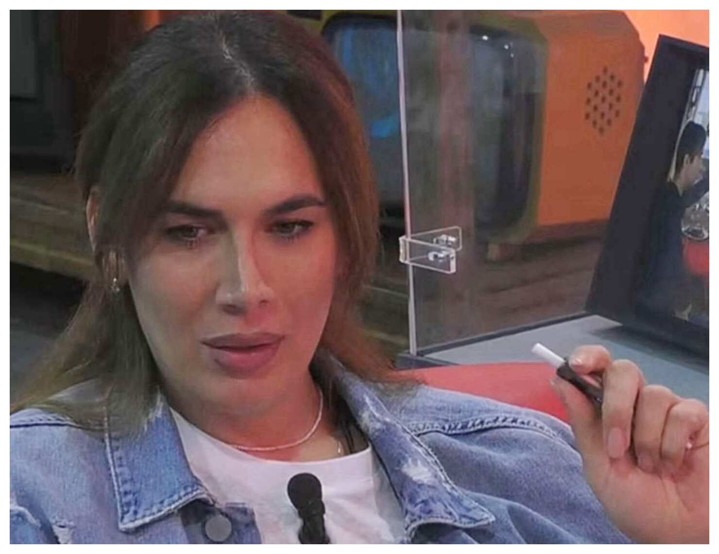 Ivana Castorina si presenta come donna trans e operata al Grande Fratello: la reazione degli altri concorrenti Ivana Castorina si presenta come donna trans e operata al Grande Fratello: la reazione degli altri concorrenti