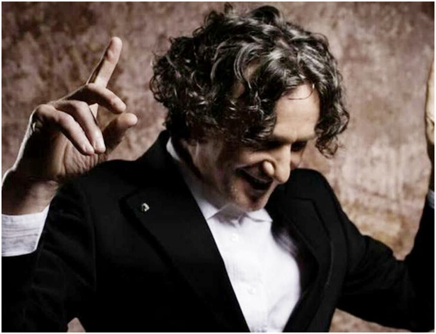 Goran Bregovic: la musica come unione di tradizioni e conflitti, dal Premio Tenco a matrimoni e funerali Goran Bregovic: la musica come unione di tradizioni e conflitti, dal Premio Tenco a matrimoni e funerali