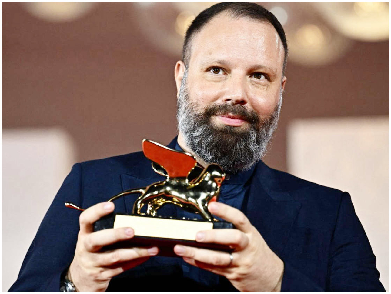 Yorgos Lanthimos annuncia una pausa dal cinema dopo Bugonia per motivi personali e di riflessione Yorgos Lanthimos annuncia una pausa dal cinema dopo Bugonia per motivi personali e di riflessione