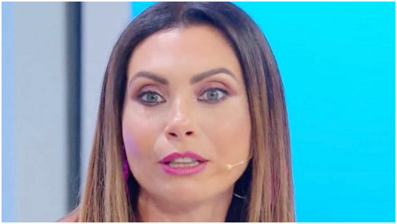 Uomini e Donne, tensione tra Maria De Filippi, Agnese, Sara e Marco in studio Uomini e Donne, tensione tra Maria De Filippi, Agnese, Sara e Marco in studio