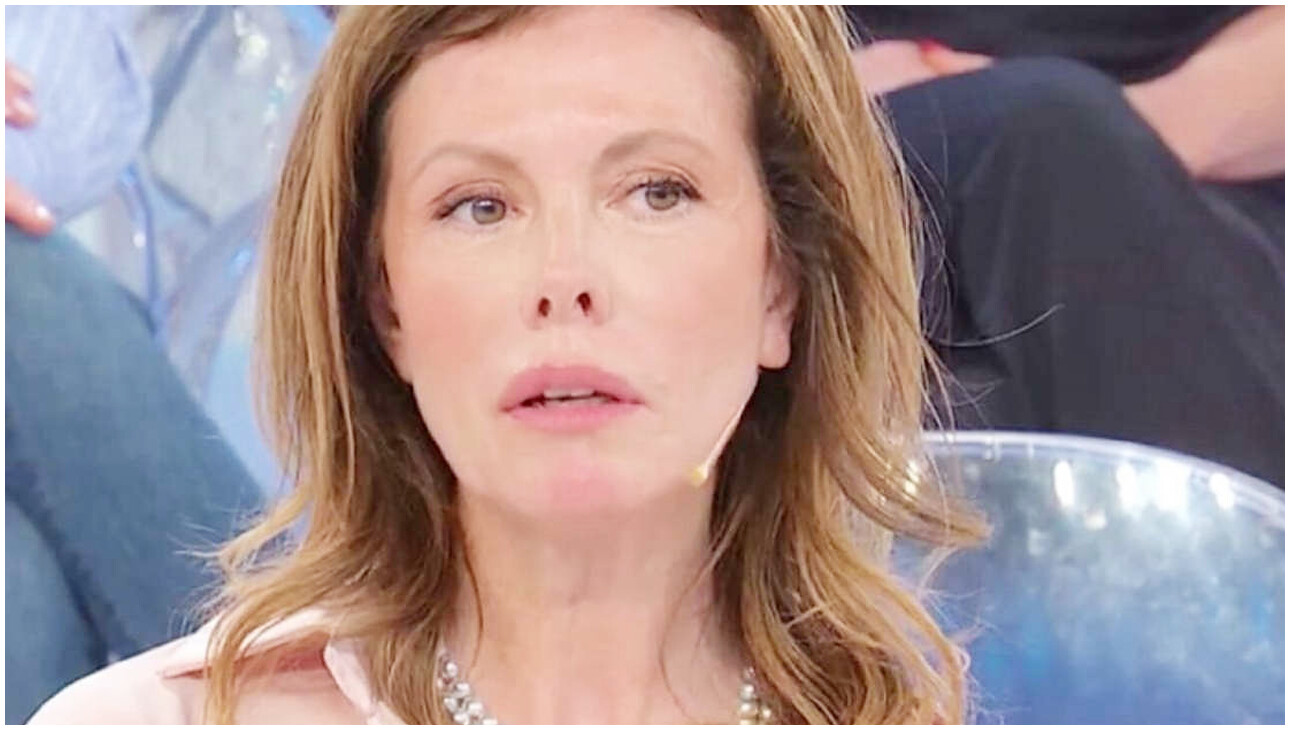 Uomini e Donne, Gianni Sperti critica Cinzia Paolini mentre Magda restituisce regalo a Mario Uomini e Donne, Gianni Sperti critica Cinzia Paolini mentre Magda restituisce regalo a Mario