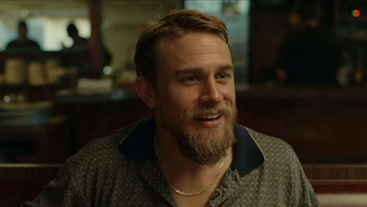 Charlie Hunnam ricorda un difficile momento con Dakota Johnson dopo l’addio a Cinquanta sfumature