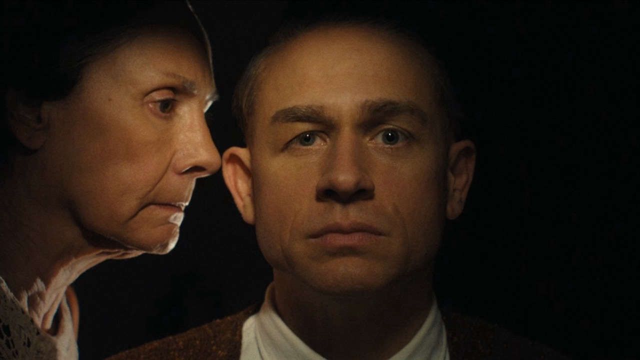 Monster 3, Charlie Hunnam rivela la paura di interpretare Ed Gein e il rischio per la carriera